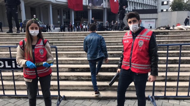 Keskin nişancılar çatıya çıktı...