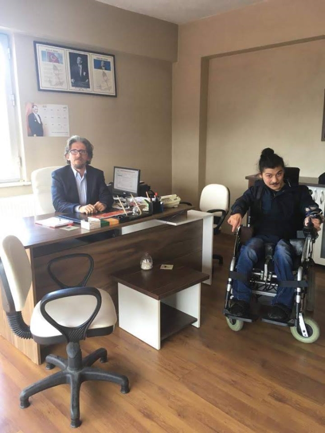 Çiçek sahaya indi…   