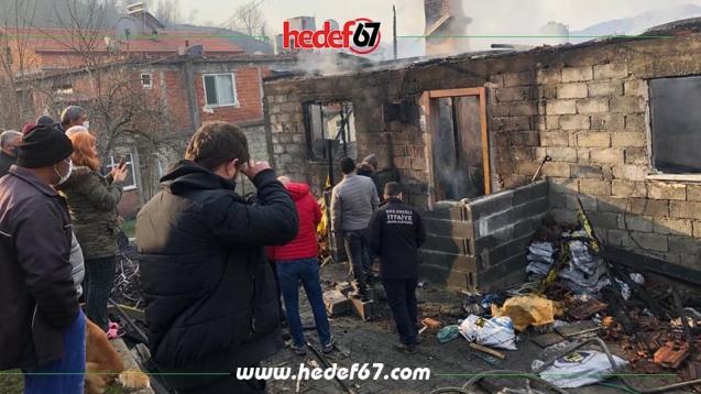 Elektrik kontağından çıkan yangın evi küle çevirdi