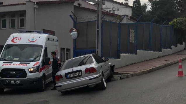 Kaldırıma çarpan otomobilin sürücüsü sinir krizi geçirdi...
