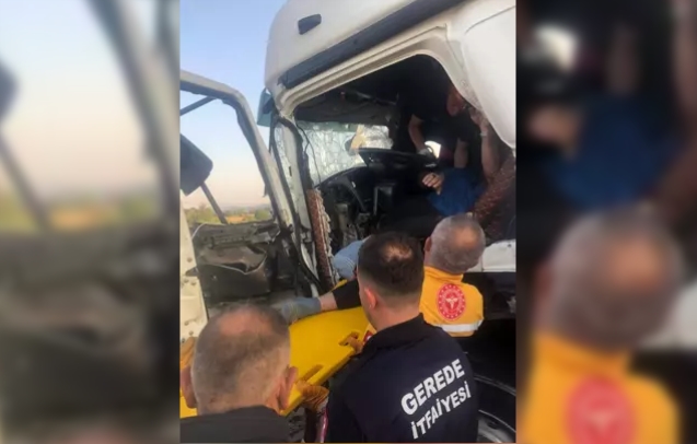 TIR'a çarpan sürücü araçta sıkıştı...