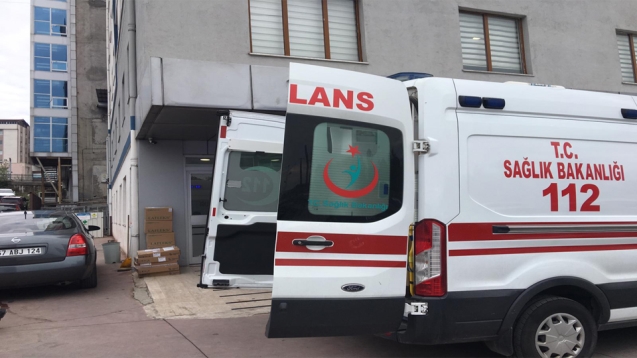 Yol kenarında yürüyen yaşlı adama otomobil çarptı...