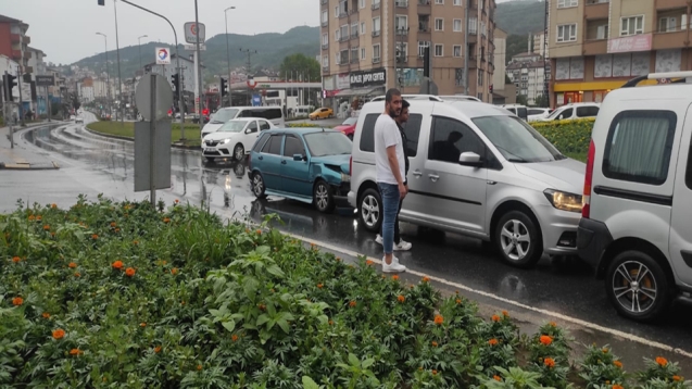 3 araç birbirine girdi...