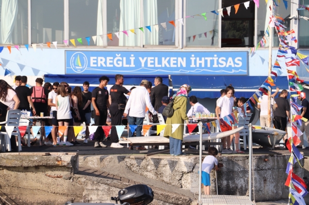 Diplomalarını denizden aldılar..