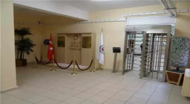 Babasının öldüresiye dövdüğü küçük kızın durumu iyi...