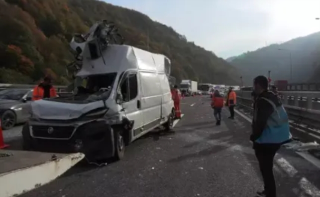 Minibüs, otoyolda TIR ile yolcu otobüsüne çarptı