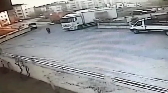 Kamyonetin çarptığı yaya hayatını kaybetti...