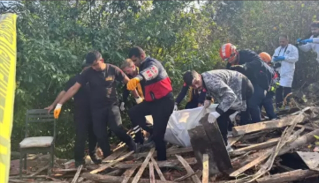 Ahşap ev yıkıldı; altında kalan sahibi...