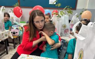 Okulun ilk gününde öğrencileri teselli etti...