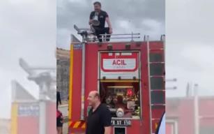 Düğün konvoyunun önünü itfaiye aracı ile kesti...