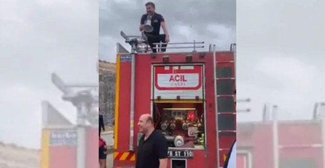 Düğün konvoyunun önünü itfaiye aracı ile kesti...