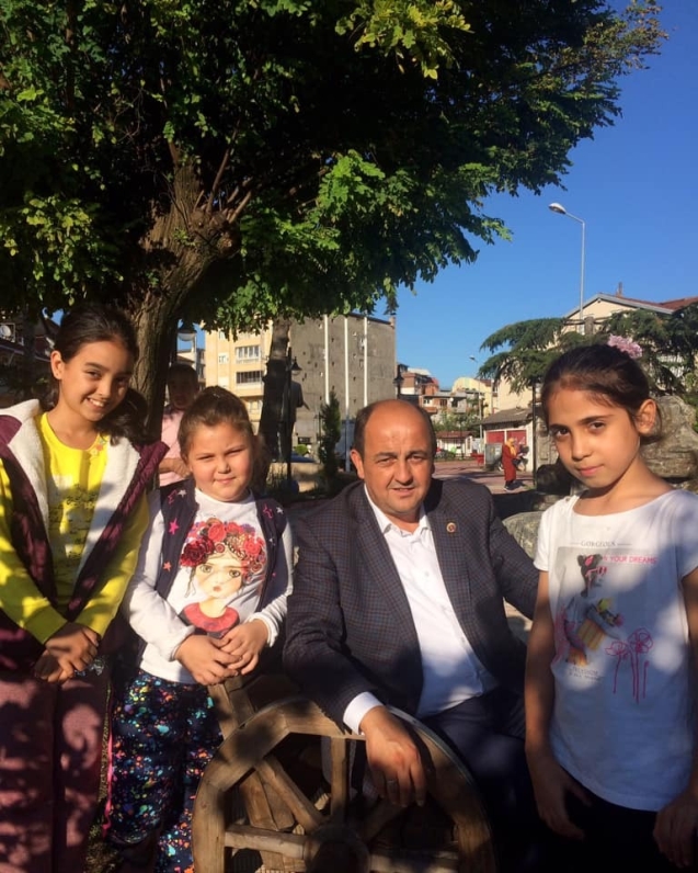 DEMİRTAŞ, ÇOCUKLARLA BİRLİKTE...