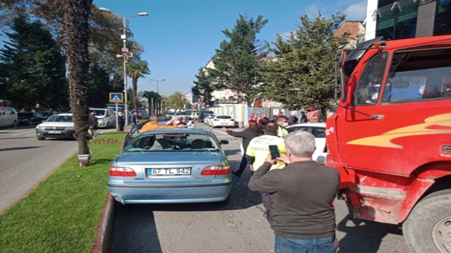 Kamyon otomobile çarptı...
