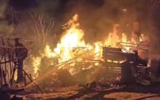 200 yıllık 2 katlı ahşap ev, yangında küle döndü...