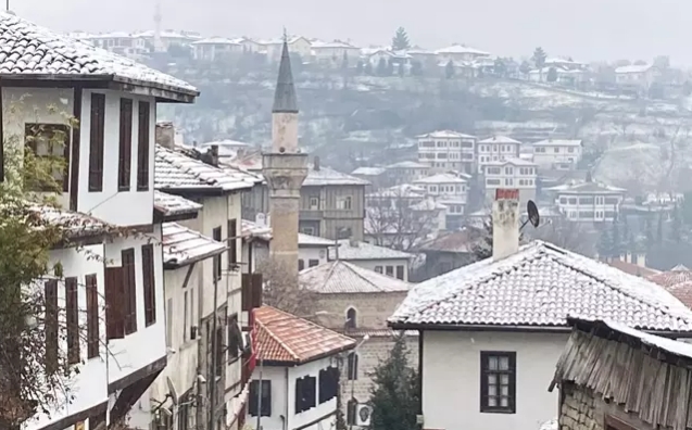 Safranbolu'nun tarihi konakları beyaza büründü...