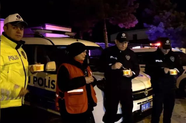 Kızılay'dan polislere anlamlı kutlama...