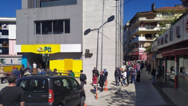 PTT binası girişinde metrelerce kuyruk oluştu...