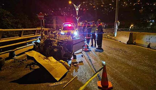 Otomobil, beton bariyere ve otomobile çarpıp takla attı...