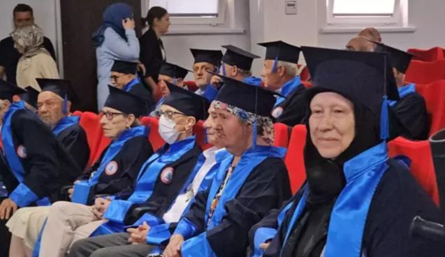 60 yaş üstü kep attı...