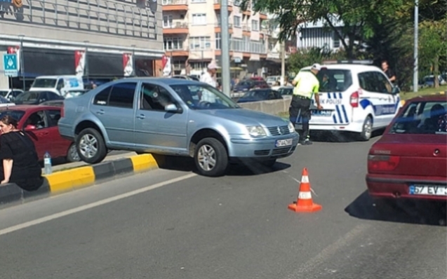 Kamyon otomobile çarptı...