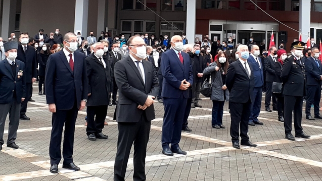 Vali Bey uyarmıştı: Törene yine geç geldi...