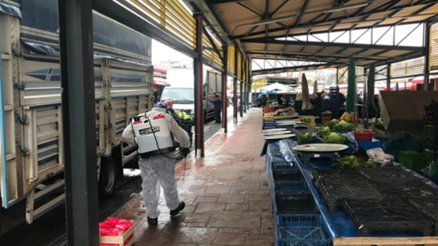 Halkın yoğun bulunduğu alanlar dezenfekte ediliyor...
