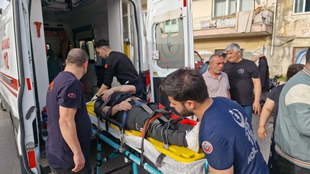 Motosiklet sürücüsü yayaya çarptı...Ekipler olay yerinde...