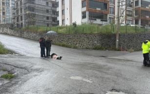 Yağmurlu havada motoru kaydırdı… Yaralandı…