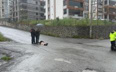 Yağmurlu havada motoru kaydırdı… Yaralandı…