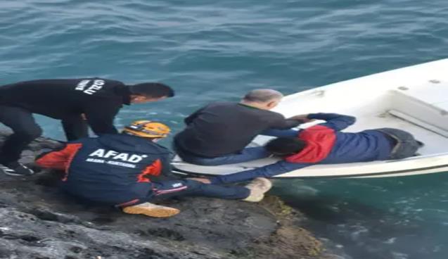 Balık tutarken düştü, kayalıklarda mahsur kaldı
