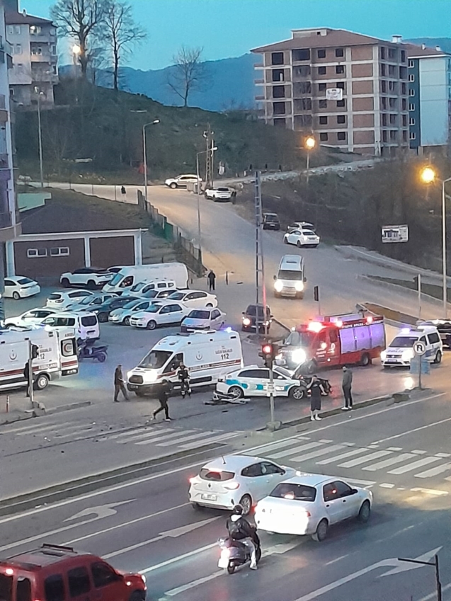 Kepez dört yolda kaza… 2'si polis 4 kişi yaralandı…