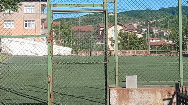 Halı saha kilitlenerek kapatıldı...