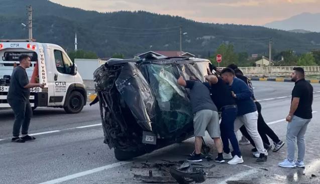 Kontrolden çıkıp takla attı... 3 kişi yaralandı...
