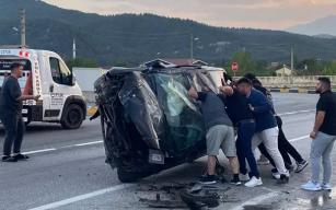 Kontrolden çıkıp takla attı... 3 kişi yaralandı...