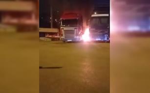 TIR'ın dorsesinde çıkan yangında 2 TIR zarar gördü...