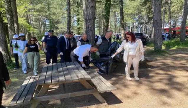 Vali ve eşi 'Orman Benim' etkinliğinde çöp topladı