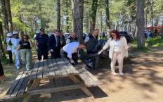 Vali ve eşi 'Orman Benim' etkinliğinde çöp topladı
