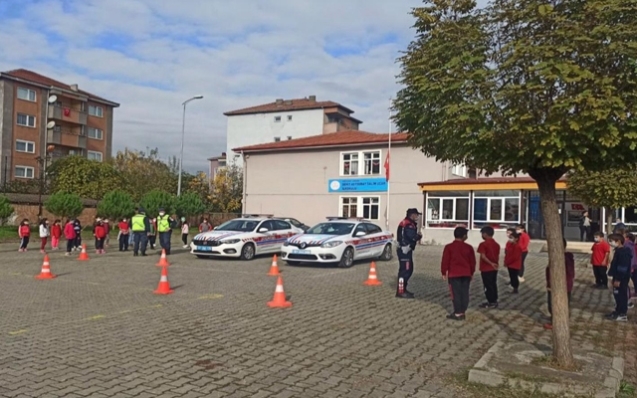 Jandarmadan öğrencilere trafik kuralları semineri