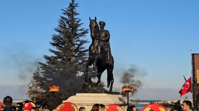 Sirenlerin çalmasıyla kentte adeta hayat durdu....