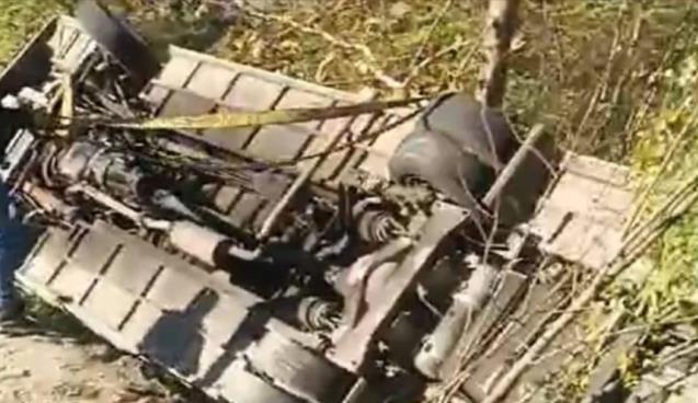 Bir işçi servisi şarampole yuvarlandı, 1 servis yan yattı..