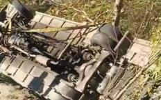 Bir işçi servisi şarampole yuvarlandı, 1 servis yan yattı..