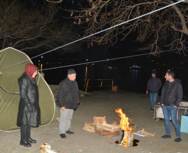 Çadırlarda kalacağız.Ölüsünü almadan da buradan gitmiyoruz.”