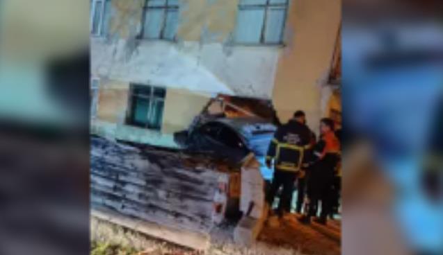 Kontrolden çıkan cip, eve girdi...