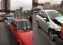 İki araç birbirine girdi trafik kilitlendi...