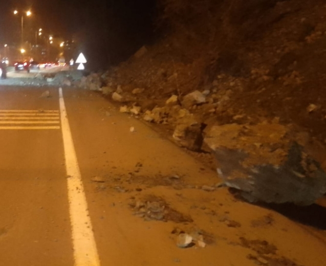 Devam etmekte olan heyelan için sürücüler uyarıldı.