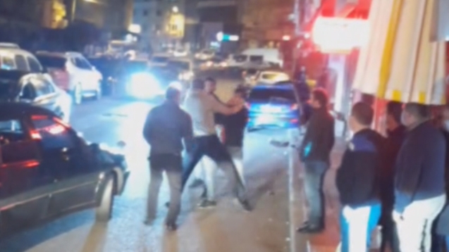 TRAFİKTE SIKIŞTILAR.. KAVGA ETTİLER...