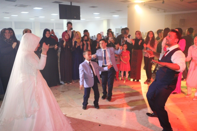 Beyaz gelinliğini 13 sene sonra giydi…