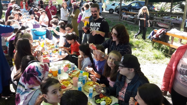 Önce kahvaltıya sonra temizliğe giriştiler…