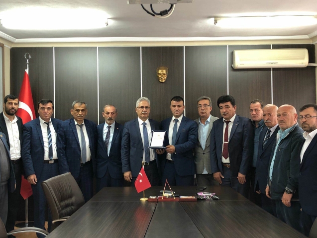 Kaymakam Madenoğlu’na teşekkür plaketi…