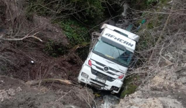 Kamyon uçuruma yuvarlandı... 1 kişi yaralandı...
